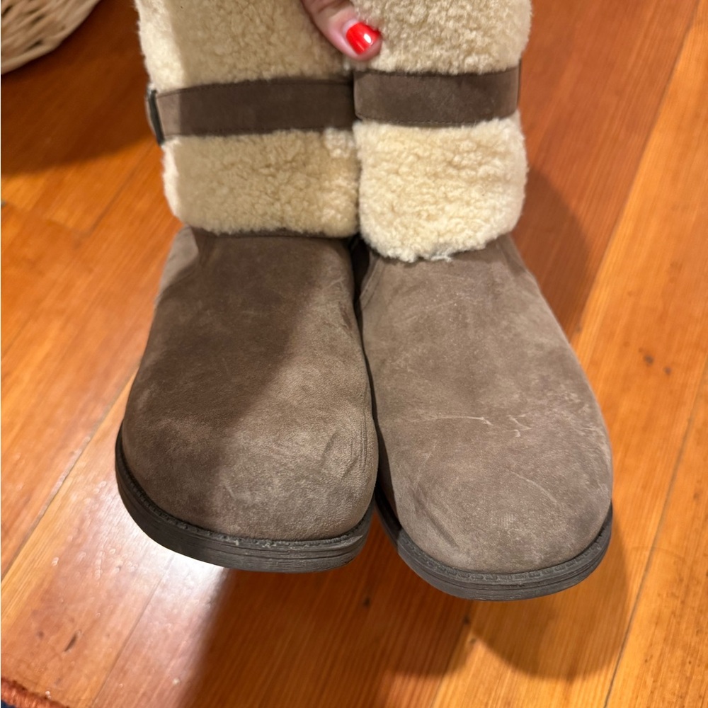 UGG Boots - Picture 5 of 8